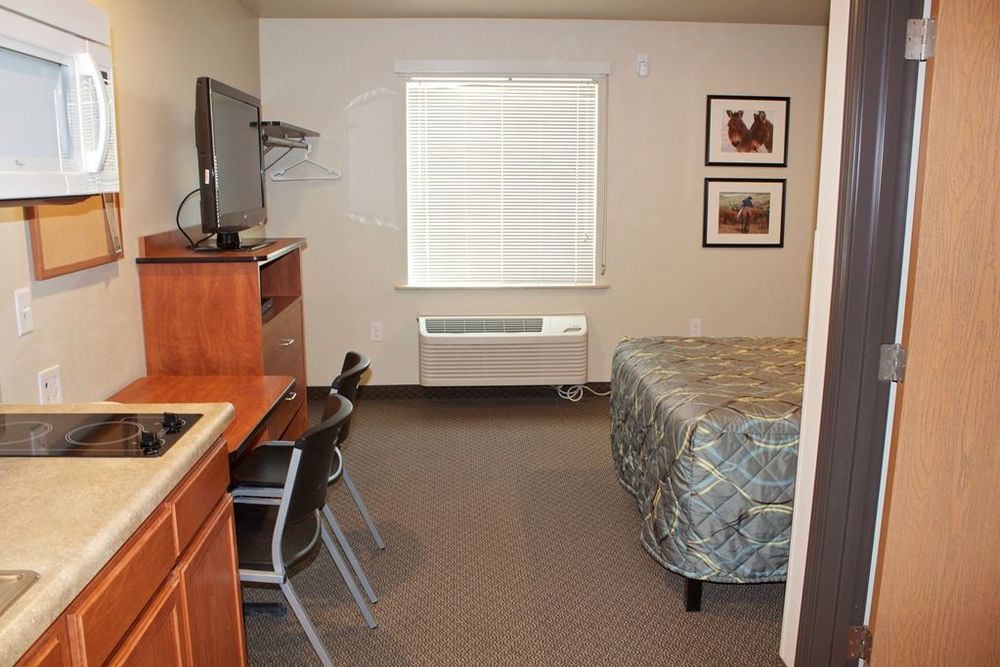 Suburban Studios Watford City Rom bilde
